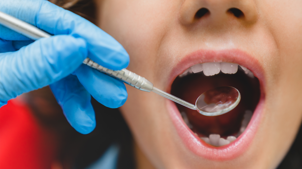 child with open mouth visiting the surgeon's office